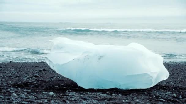 アイスランドのジョクルサロン ラグーン 夏のビーチでの氷山のスローモーションビュー — ストック動画