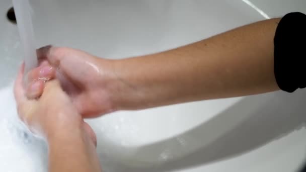 Joven Lavándose Bien Las Manos Con Agua Jabón Medidas Prevención — Vídeo de stock