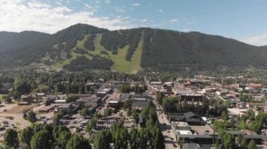 Jackson Hole evlerinin ve güzel dağların yukarıdan görünüşü yaz sabahında.