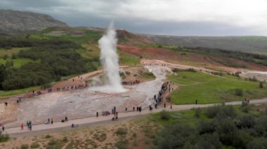 İzlanda 'daki ünlü Geysir, patlamanın havadan görünüşü. İzlanda 'nın en ünlü doğal mirasından biri..