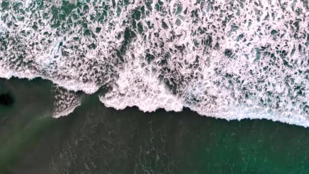 Hava Dalgaları Dalgaların Üzerine Bakıyor Yavaş Çekimde Kıyı Şeridi Boyunca — Stok video