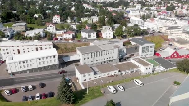 Panorámás Légi Kilátás Akureyri Város Izlandon Egy Napos Nyári Délután — Stock videók