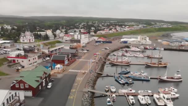 Vista Aérea Panorámica Del Puerto Husavik Norte Islandia Ciudad Famosa — Vídeo de stock