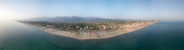 Yaz mevsiminde Lido di Camaiore ve Viareggio sahillerinin panoramik hava manzarası.