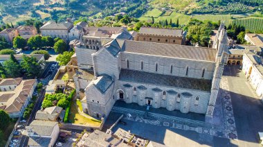 Uçan bir İHA 'dan Orvieto Ortaçağ kasabasının panoramik hava görüntüsü.