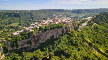 Civita di Bagnoregio 'nun panoramik hava görüntüsü İtalya' nın ortaçağ şehrinde uçan bir drondan.