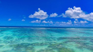 Anse Kaynak Argent, La Digue. Güneşli bir günde İHA 'dan inanılmaz bir hava manzarası Seyşeller Adaları