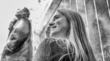 Metro İstasyonu'na bırakarak kadın.