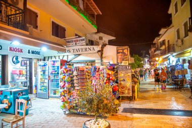 Skiathos, Yunanistan - 27 Haziran 2023: Turistlerle Skiathos sokakları.