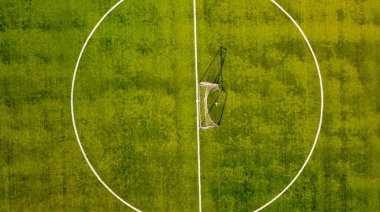 Boş bir futbol sahasının havadan görünüşü. Yukarıdan aşağıya 4K görüntüsü.