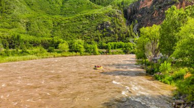 Colorado nehri ve kanyon boyunca rafting, İHA 'dan hava manzarası