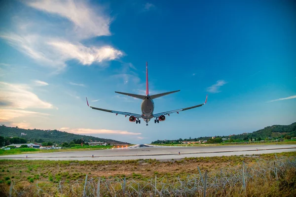 Самолет Прибывает Аэропорт Скиатоса — стоковое фото