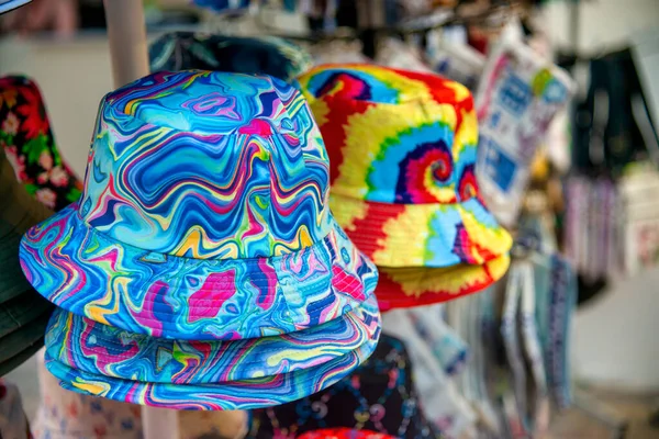 商店里的五颜六色的帽子 — 图库照片