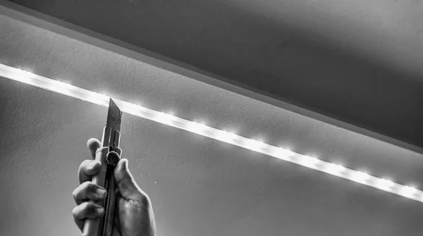 Przeprowadzka Nowego Domu Instalacja Oświetlenia Diodowego Instalacja Paska Led Ciepłym — Zdjęcie stockowe