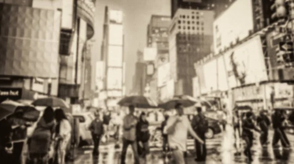 ニューヨーク市の地元の人や観光客とのタイムズスクエアのぼやけた光 — ストック写真