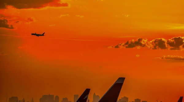日落时飞机在机场跑道上的背光图像 环球旅行概念 — 图库照片