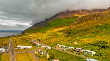 Yaz mevsiminde Olafsfjordur manzarasının güzel hava manzarası, İzlanda