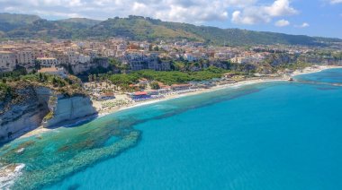 Hava panoramik Tropea kıyı şeridi ve plajlar yaz, Calabria - İtalya.
