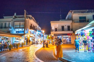 Skiathos, Yunanistan - 27 Haziran 2023: Turistlerle Skiathos sokakları.