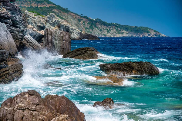 ギリシャのスコペロスにあるアギオス イオニス ビーチと海岸線 — ストック写真