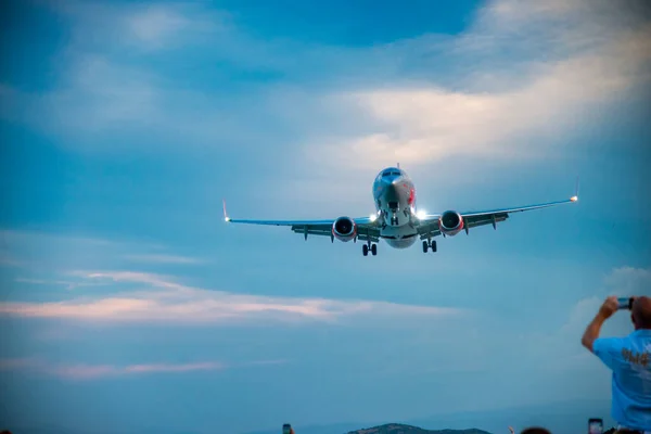 Samolot Przylatujący Lotnisko Skiathos — Zdjęcie stockowe