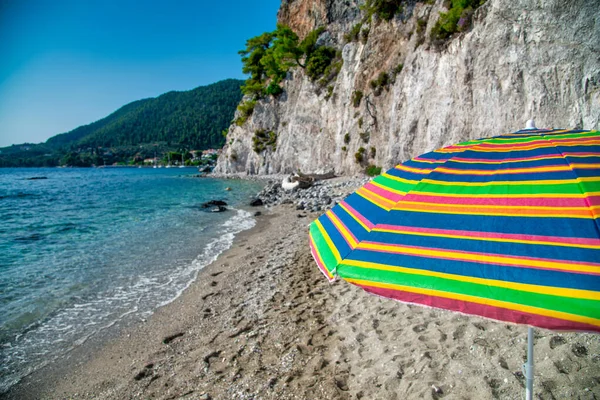 Kolorowy Parasol Plażowy Wybrzeżu — Zdjęcie stockowe