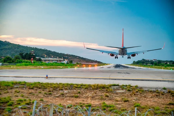 Avión Que Llega Aeropuerto Skiathos —  Fotos de Stock