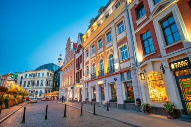 Riga, Letonya - 7 Temmuz 2017: Riga eski caddeler ve gece binaları.