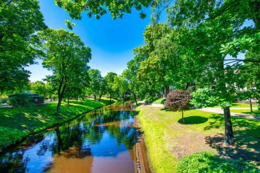 Riga şehir parkı güneşli bir yaz gününde, Letonya.