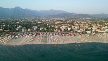 Yaz mevsiminde Lido di Camaiore ve Viareggio kıyılarının panoramik hava manzarası - Toskana, İtalya