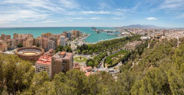Malaga, İspanya - 14 Nisan 2023: Gibralfaro Kalesi 'nden Malaga' nın panoramik hava manzarası.