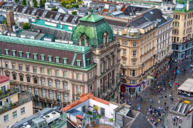 Viyana, Avusturya - 21 Ağustos 2022: Şehir binalarının hava manzarası.