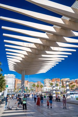 Malaga, İspanya - 14 Nisan 2023: Turistler Paseo del Parque boyunca yürüyor.