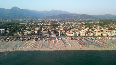 Yaz mevsiminde Lido di Camaiore ve Viareggio kıyılarının panoramik hava manzarası - Toskana, İtalya