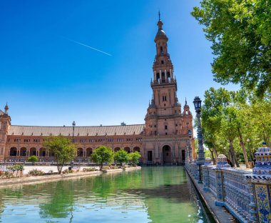 Plaza de Espana Gölü 'nün arka planında binalar var - Sevilla, İspanya