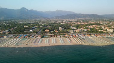 Yaz mevsiminde Lido di Camaiore ve Viareggio kıyılarının panoramik hava manzarası - Toskana, İtalya