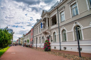 Parnu, Estonya - 6 Temmuz 2017: Güneşli bir yaz gününde şehir sokakları.