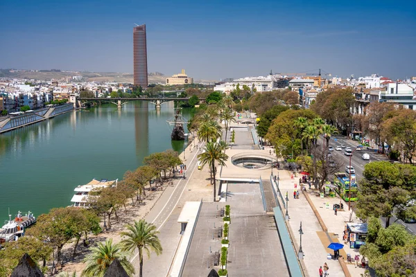 Sevilla Hiszpania Kwiecień 2023 Turyści Wzdłuż Promenady Rio Guadalquivir — Zdjęcie stockowe