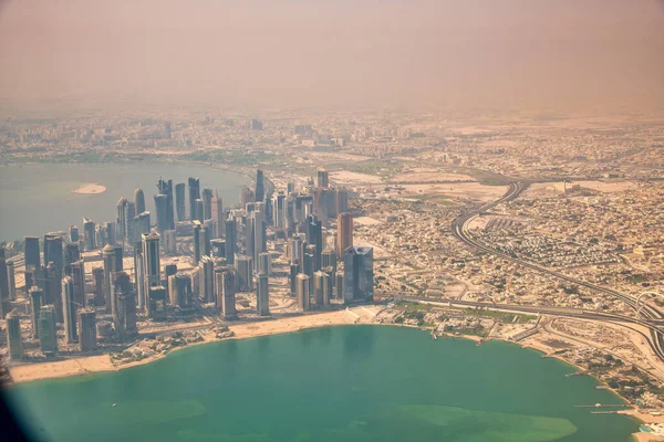 Doha Qatar Вересня 2018 Повітряний Вид Міста Літаючого Літака Над — стокове фото