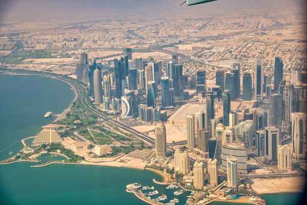Doha Qatar September 2018 Aerial View City Skyline Flying Airplane — Stock Photo, Image