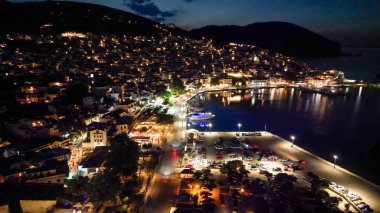 Yunanistan 'da, geceleyin Zelos Kasabasının havadan görünüşü.