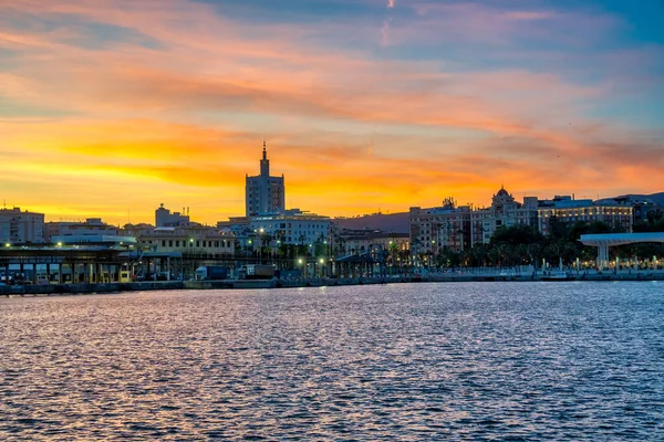 Malaga gün batımı silueti İspanya şehir limanını oluşturur