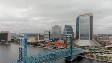 JACKSONVILLE, FL - 6 Nisan 2018: nehirden bulutlu bir günde Aerial City view. Jacksonville Florida 'da ünlü bir turistik merkezdir..