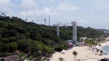 SENTOSA, ŞARKI - 3 HAZİRAN 2020: Güneşli bir günde Siloso Sahili ve Sentosa ufuk çizgisinin havadan görünüşü.