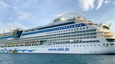 THAILAND - 23 ARALIK 2019 Aida yolcu gemisi hareket halindeki bir teknenin yan görüntüsü.