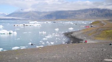 Jokulsarlon lagününün panoramik manzarası, İzlanda.