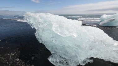 Jokulsarlon gölündeki buzdağları, yavaş çekim, İzlanda.