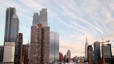 Manhattan 'ın modern silueti Hudson Nehri' ndeki hareketli bir tekneden.