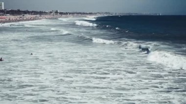 Santa Monica Plajı, güneşli bir yaz gününde turistlerle, California.