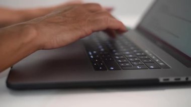 Kadın parmakları modern bir dizüstü bilgisayarda tıklıyor, yavaş çekim.